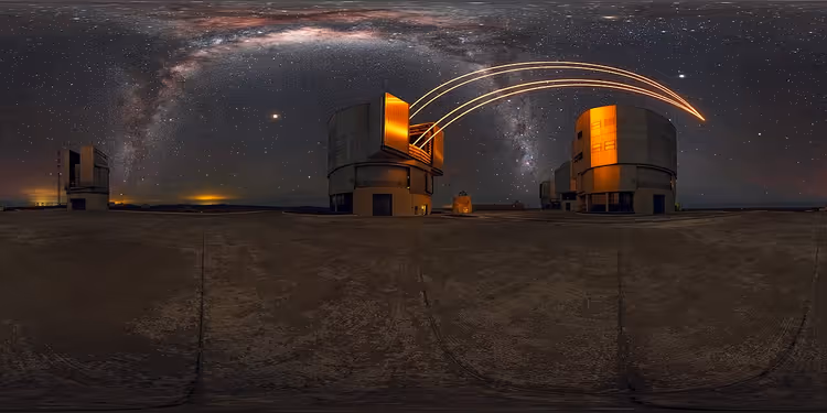Nattpanorama av Paranal-observatoriet med VLT-teleskoper