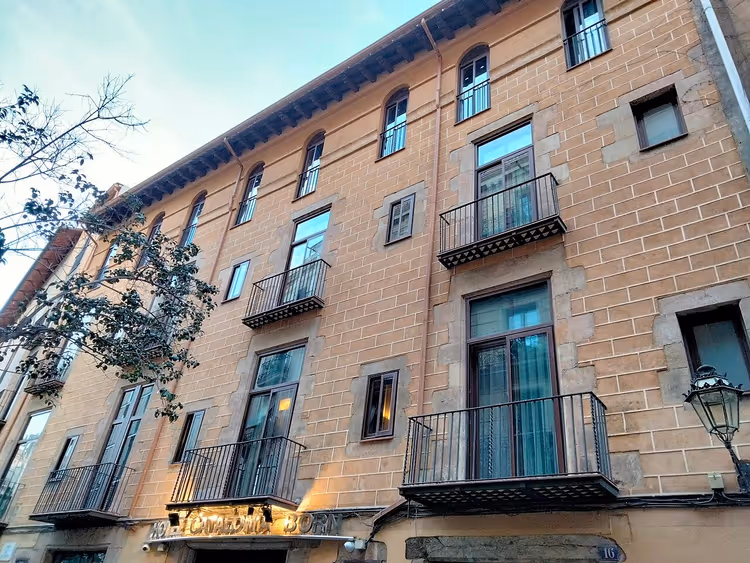 Gevel van Catalònia Born Hotel met balkons in Barcelona