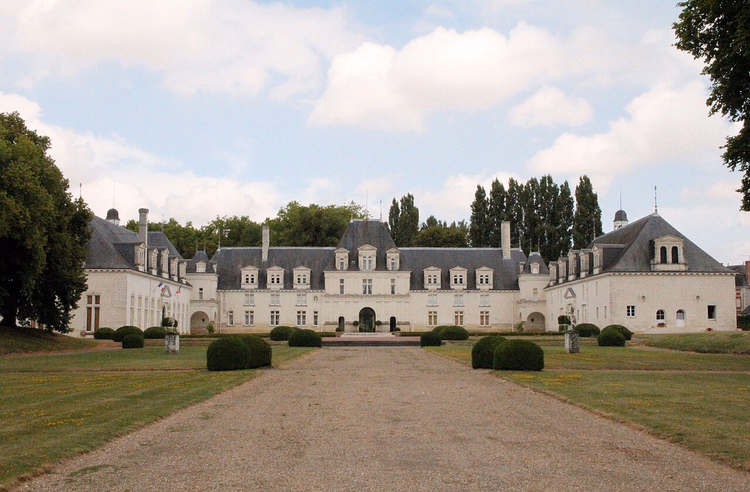 Château de Champigny-sur-Veude'un beyaz cephesi ve giriş yolu