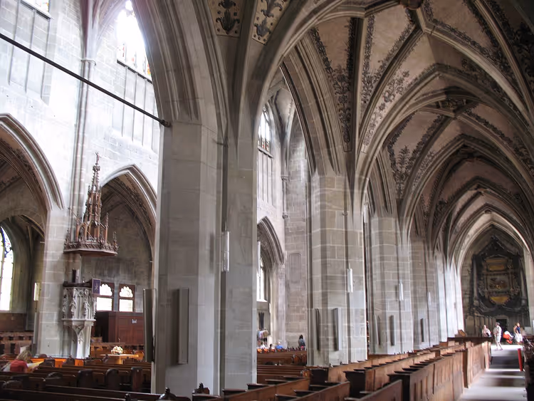 Gotisk skip i Berns katedral med hvelv og søyler
