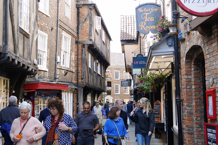 York'ta yarı ahşap evleriyle Orta Çağ sokağı The Shambles