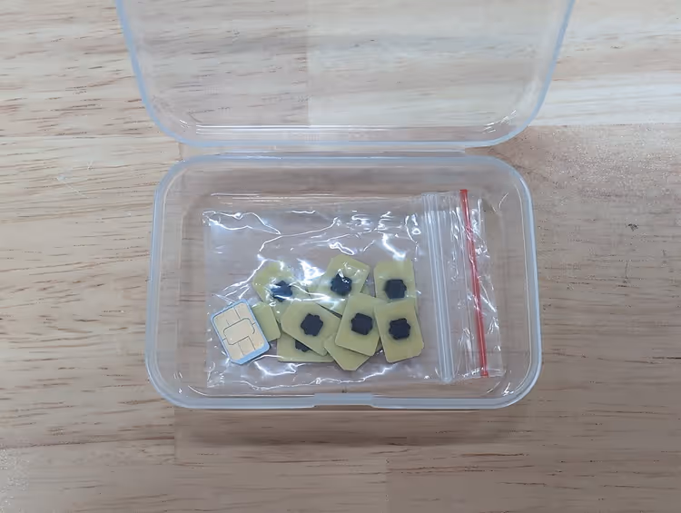 eSIM-kort (eUICC) i en plastbeholder
