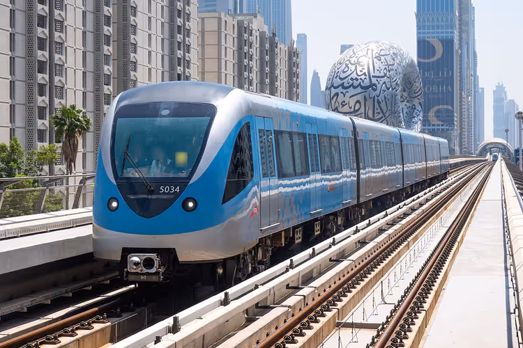 Zug der Dubai Metro an der Station World Trade Centre