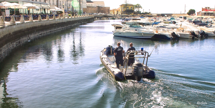 Boot in der Marina von Faro an der Uferpromenade
