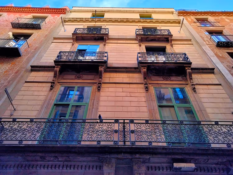 Hotelgevel met balkons aan de Boqueria-straat