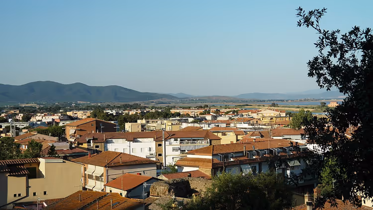 Castiglione della Pescaia'nın plajı ve eski şehri