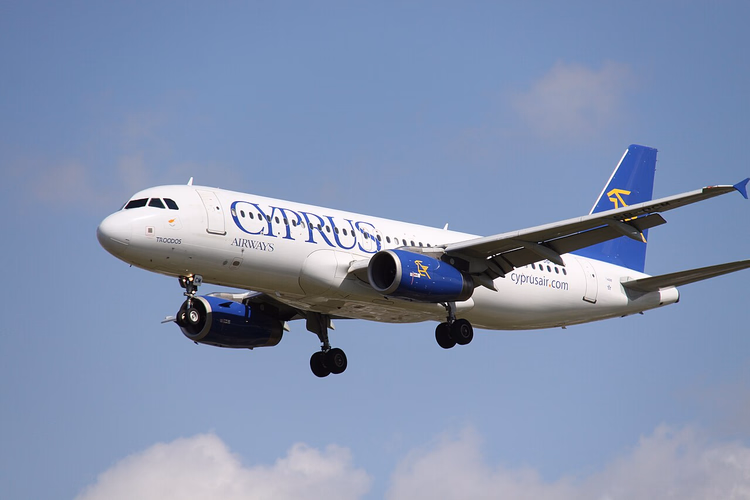 Airbus A320 de Cyprus Airways en aproximación final
