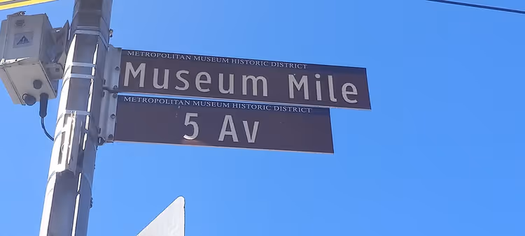 Museum Mile- og 5 Av-skilt på en stang