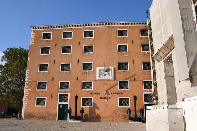Fasaden til Museo Storico Navale med ankere ved inngangen