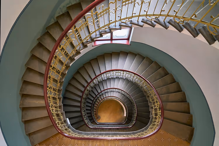 Wendeltreppe mit schmiedeeisernem Geländer im Jugendstil