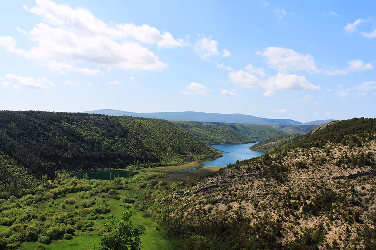 Valle del fiume Krka tra colline verdi e pareti rocciose