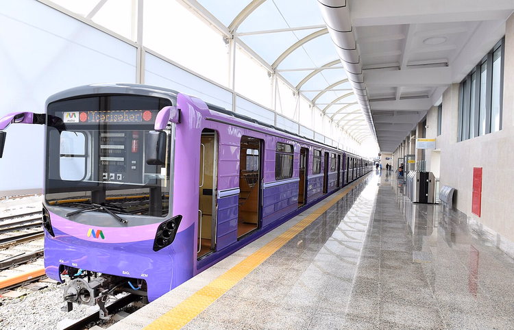 Lila Metro-Zug der Baku Metro am Bahnhof Bakmil