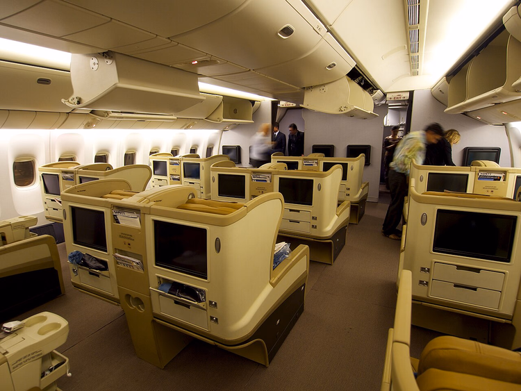 Boeing 777'de Singapore Airlines business class kabini