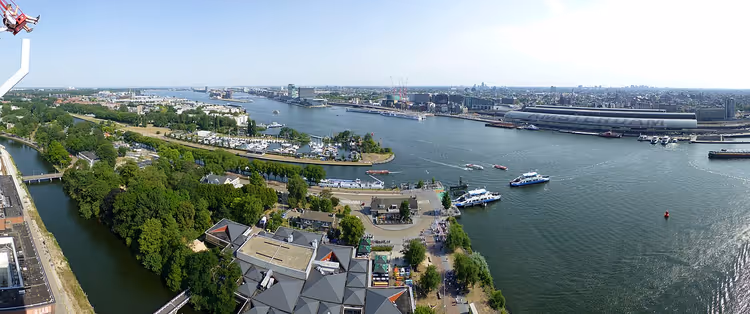 Panorama av Amsterdam ovenfra, elv og båter