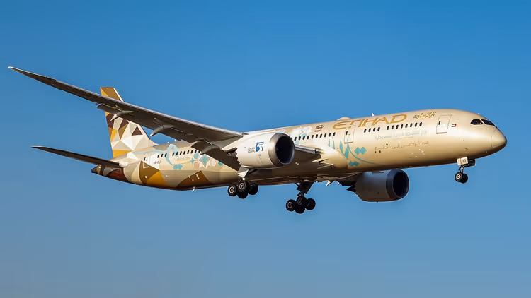 Uçuş halinde Etihad Airways Boeing 787-9