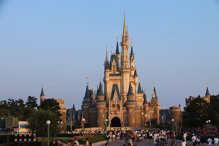 Ziyaretçileriyle Tokyo Disneyland'deki Külkedisi Şatosu