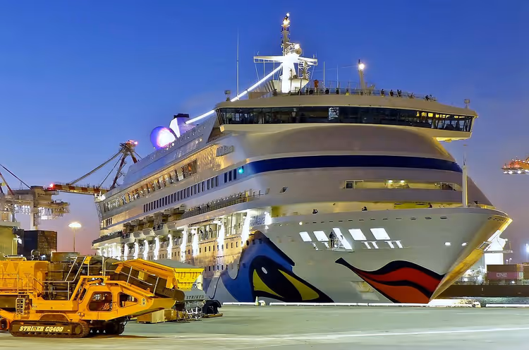 Stort cruiseskip fortøyd ved en brygge om natten