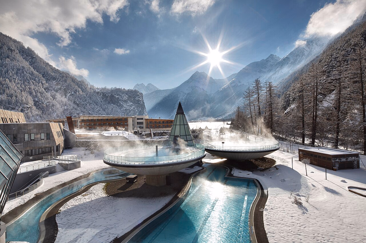 Aqua Dome termiske bassenger om vinteren blant fjellene