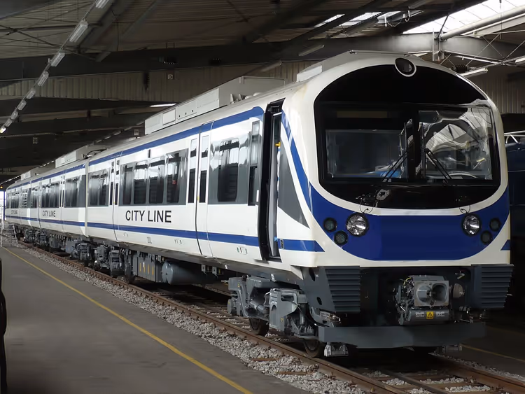 Bangkok'taki bir istasyonda City Line Airport Rail Link treni