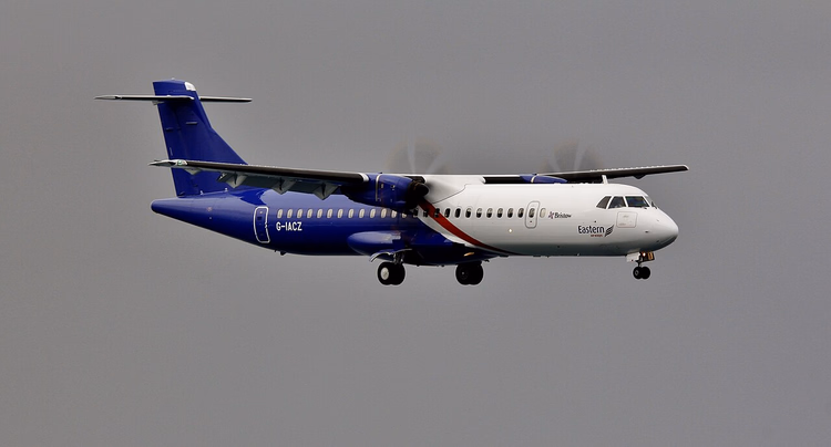 Avión ATR 72 de Eastern Airways en aproximación final