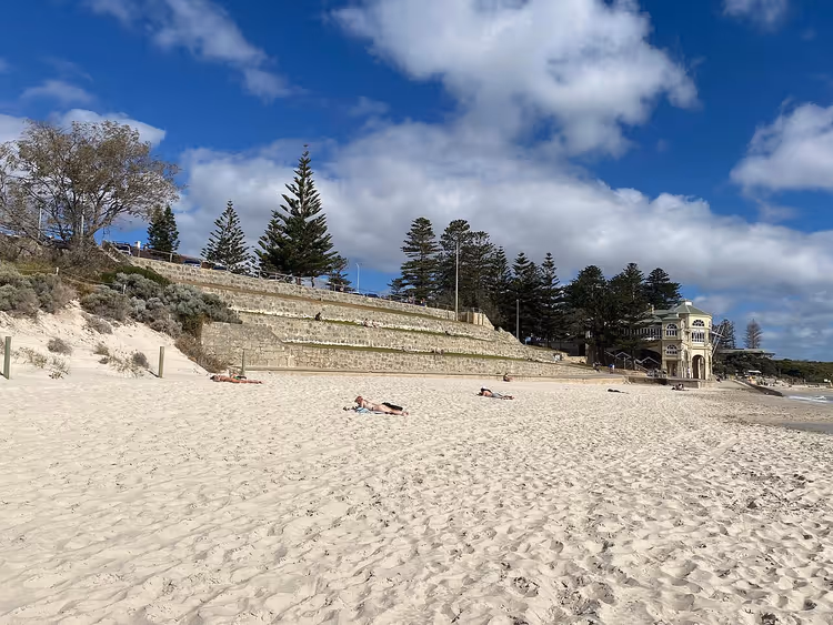 Cottesloe Beach med terrasser og furutrær