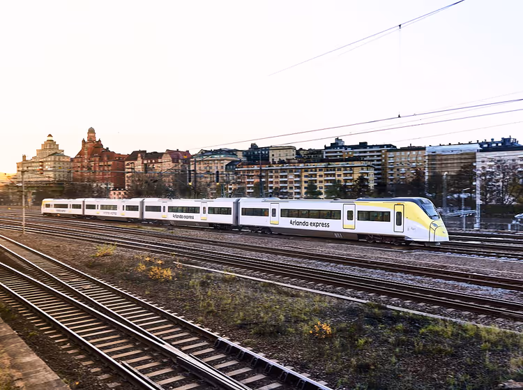 Arlanda Express auf den Gleisen bei Stockholm
