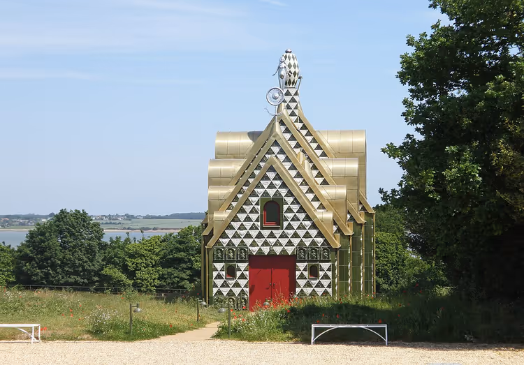 A House for Essex met een gouden dak