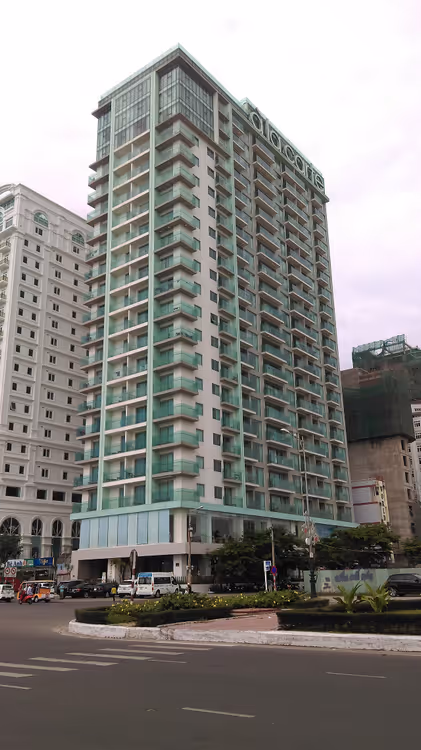 Balkonlu modern gökdelen otel binası