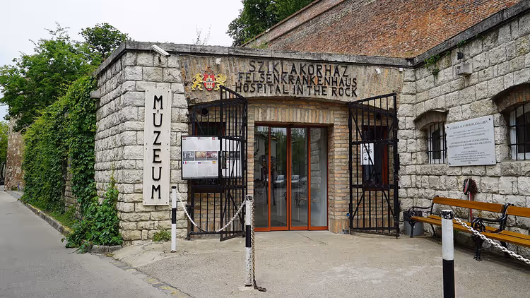Ingang van het museum Kórház a Sziklában in Boedapest