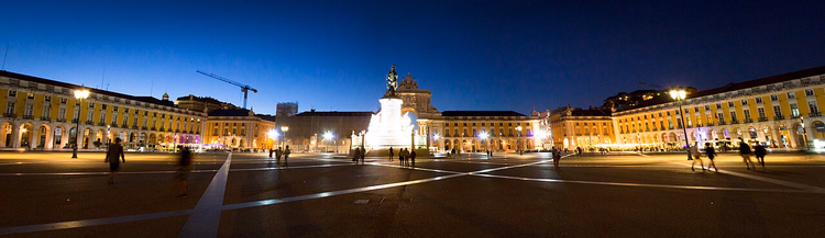 Praça do Comércio am Abend mit beleuchtetem Denkmal