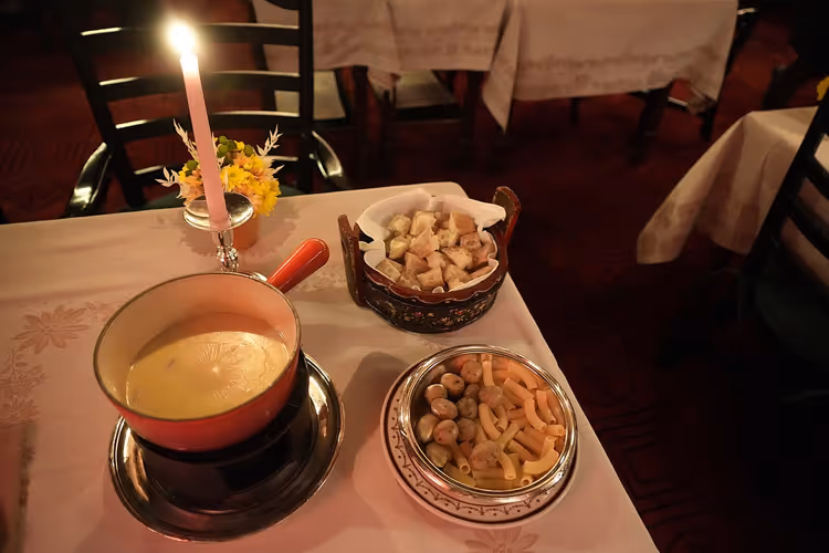 Kaasfondue met brood op een restauranttafel