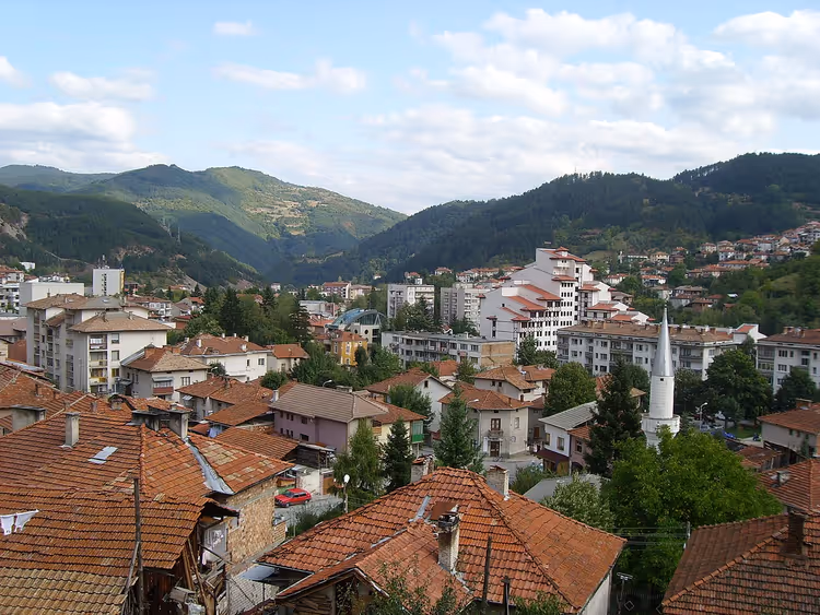 Panorama der bulgarischen Stadt Dewin in den Bergen