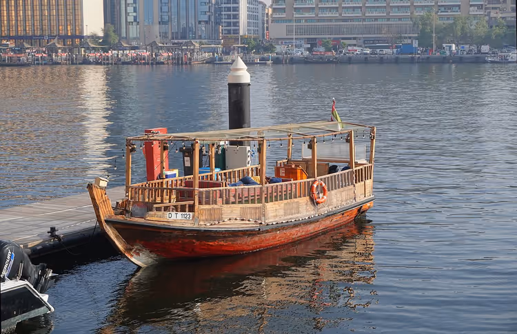 Trekkbåt ved en brygge på Dubai Creek