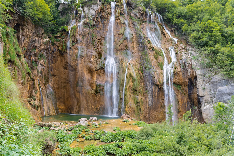 Cascata Veliki Slap e una piccola pozza ai suoi piedi