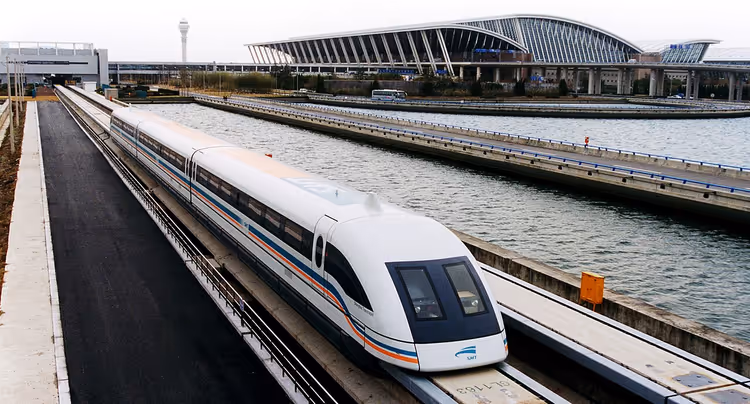 Shanghai-Magnetschwebebahn am Morgen auf der aufgeständerten Trasse