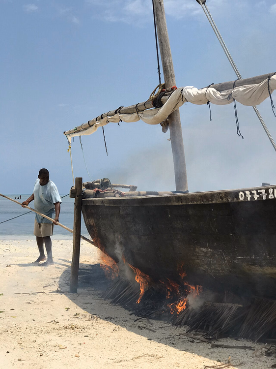 Romp van een dhow die wordt afgevuurd op Nungwi Beach