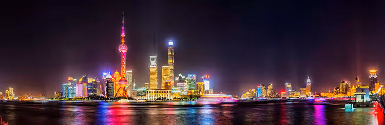 Die Uferpromenade des Bund und die Wolkenkratzer von Pudong