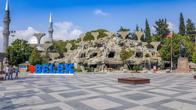 Zentraler Platz von Belek mit BELEK-Schriftzug