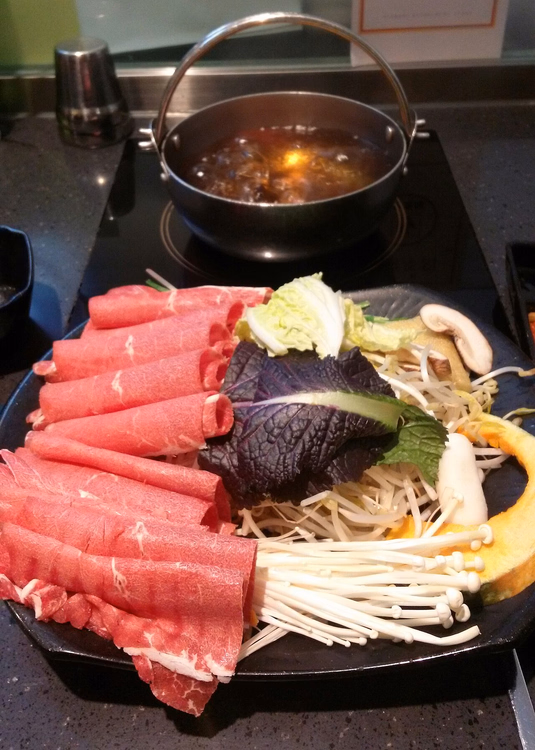 Hauchdünn geschnittenes Rindfleisch und Gemüse am Hotpot