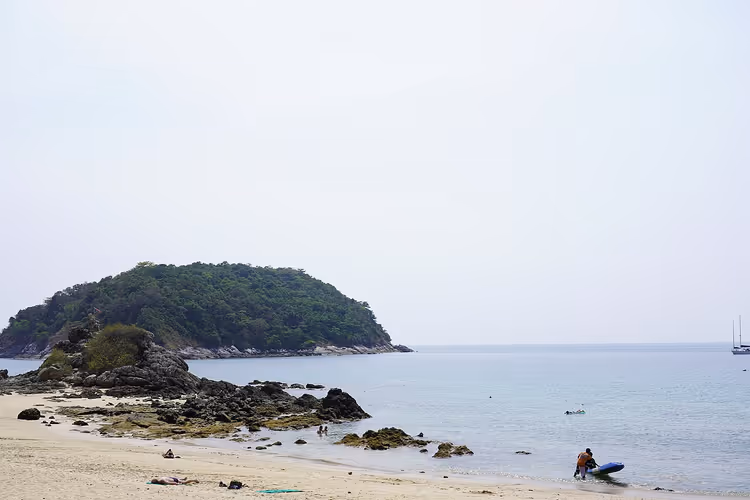 Phuket'te tepeli ve teknelerle Yanui Plajı