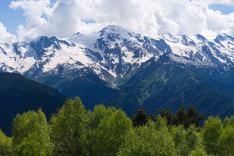 Schneebedeckte Gipfel des Kaukasus, Blick vom Zuruldi