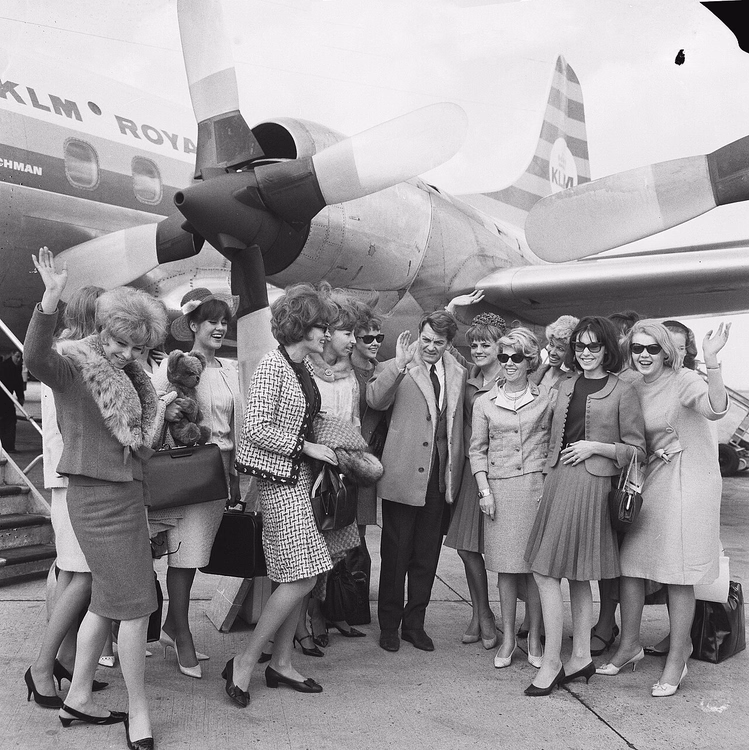 Bluebell Girls-danseressen bij een KLM-vliegtuig