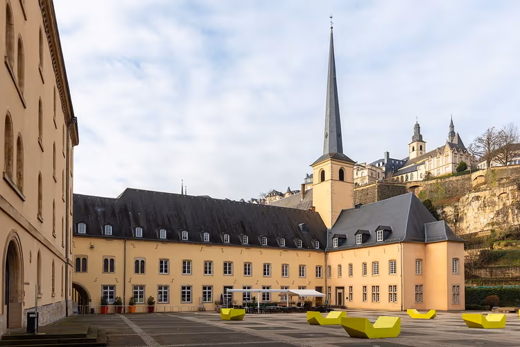 Gårdsplassen ved Neumünster abbedi med tårn og spir