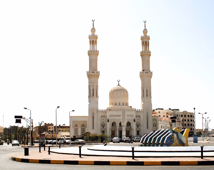 مسجد أبيض بمئذنتين في الغردقة