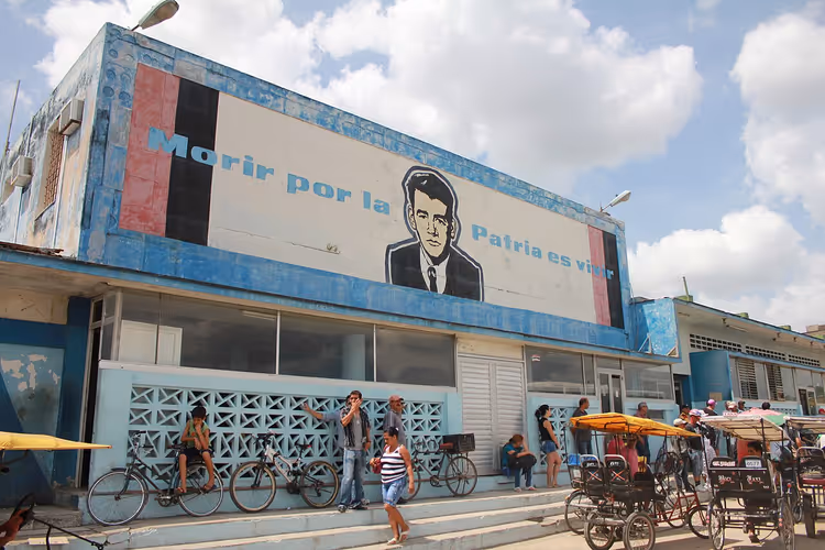 Holguin'de bir binada Abel Santamaria duvar resmi