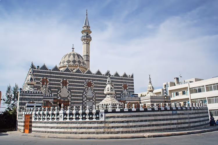 مسجد أبيض وأسود مع مئذنة وقبة