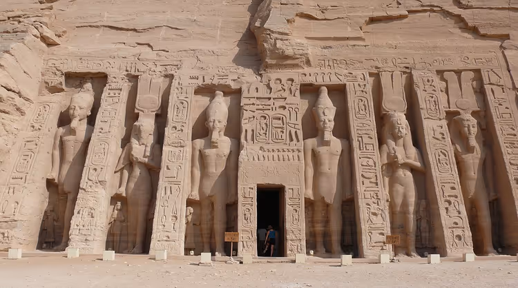Ebu Simbel'deki Hathor ve Nefertari Küçük Tapınağı'nın cephesi