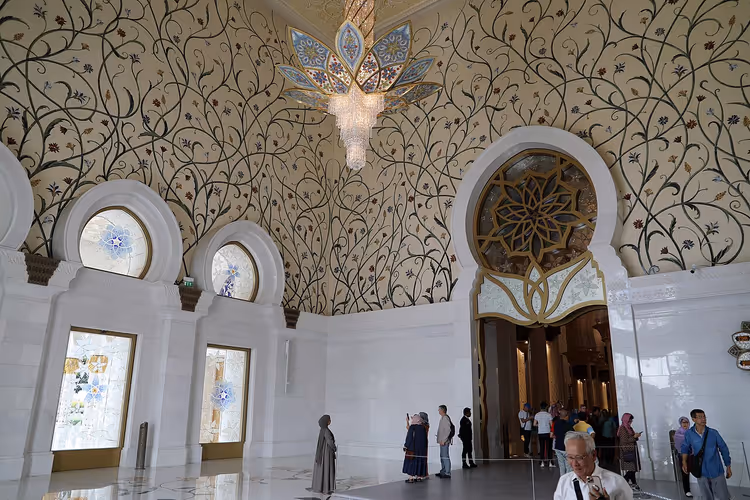 Şeyh Zayid Camii'nin iç mekânı, avize ve süslemeler