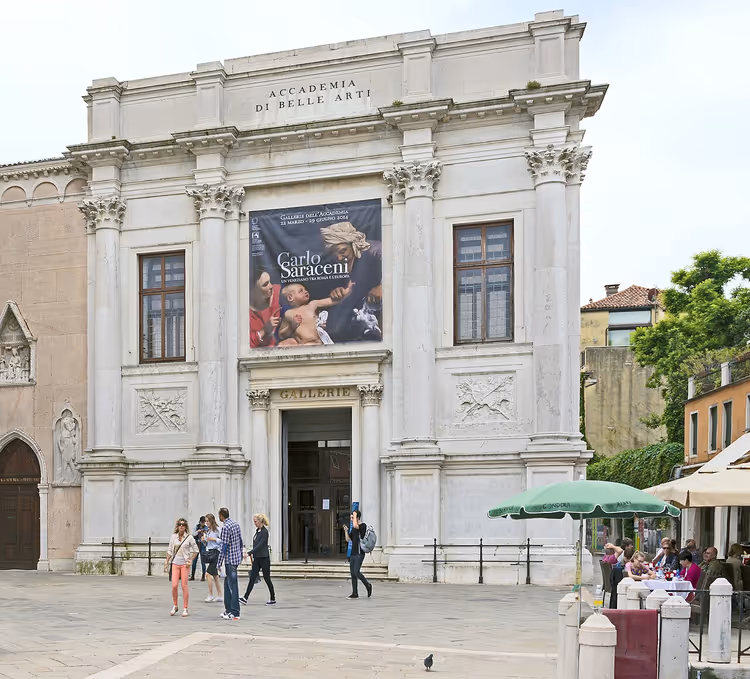 Fasaden til Gallerie dell'Accademia i Venezia med et banner