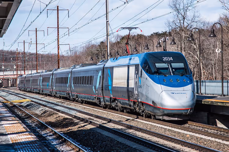 Amtrak Acela Express Zug 2034 am Bahnsteig